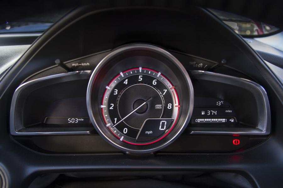Панель приборов Mazda CX-3 2015 года  (UK) (фото 45 из 47)